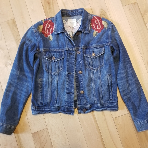 American Eagle Outfitters Jackets & Blazers - American Eagle floral embroidered denim jacket XS